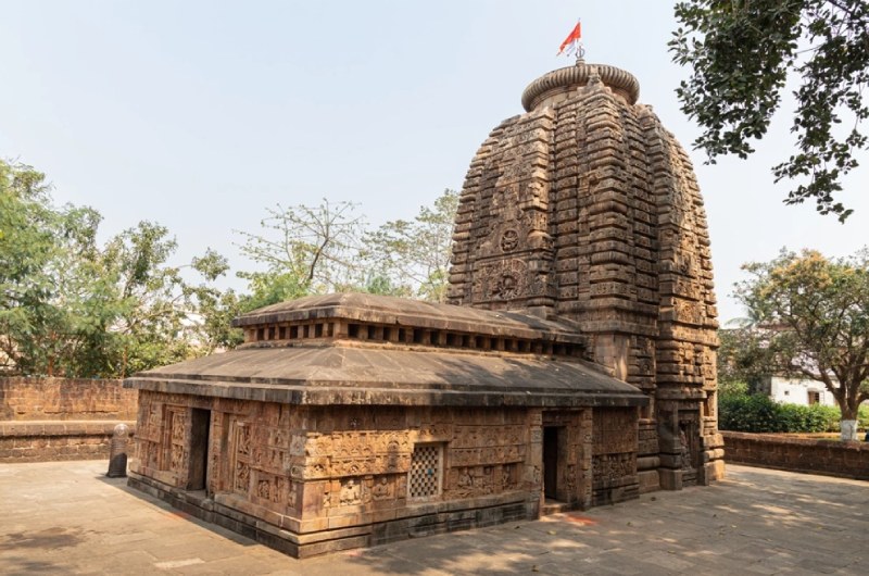 Parasurameswara Temple – Ancient Beauty with Budget Hotels Nearby